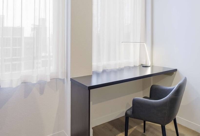 이그제큐티브 스튜디오, Oaks Melbourne On Collins Suites