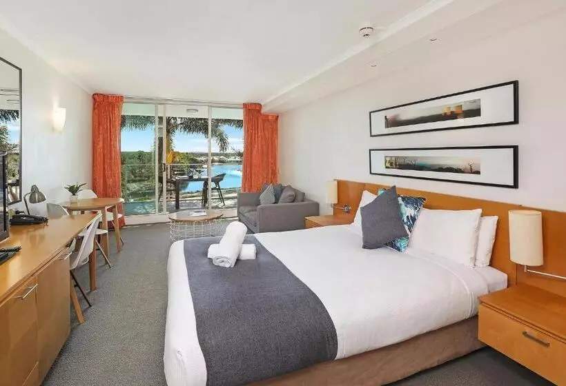استودیوی استاندارد, Pelican Waters Golf Resort