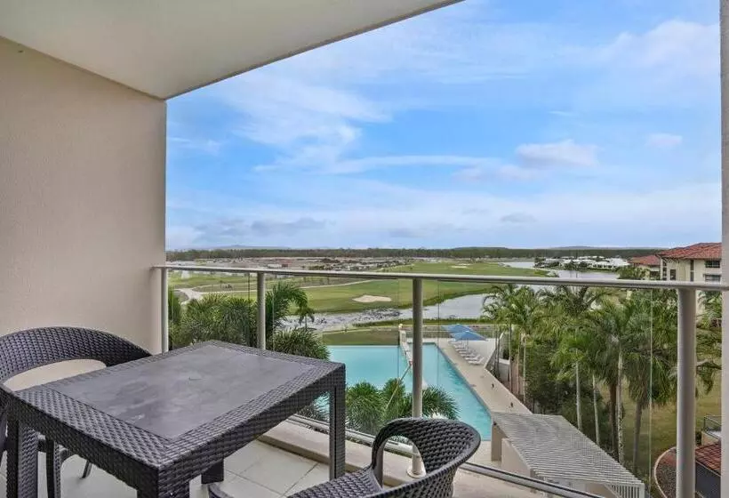 استودیوی استاندارد, Pelican Waters Golf Resort