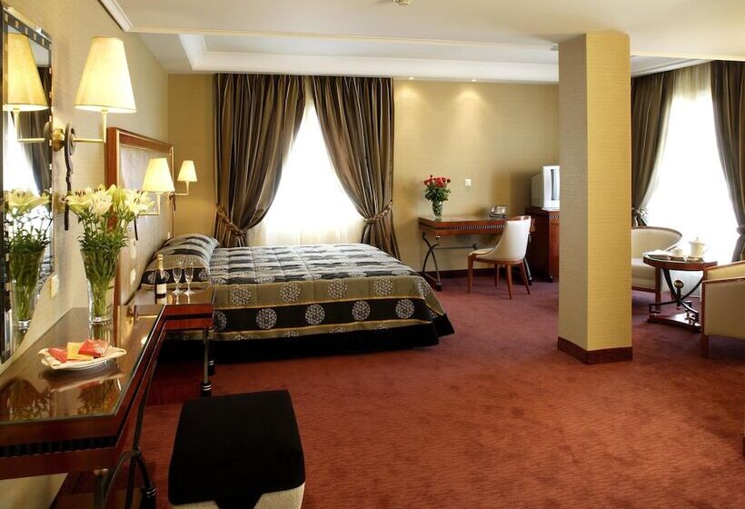 주니어 스위트, Piraeus Theoxenia