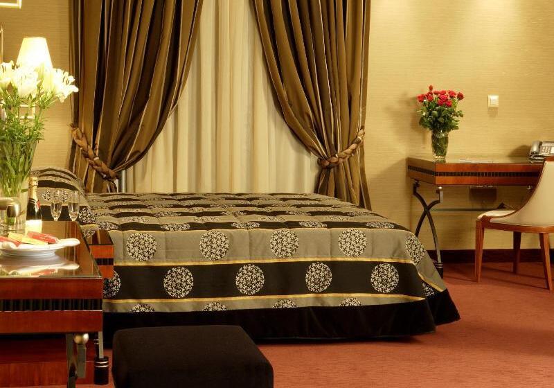 주니어 스위트, Piraeus Theoxenia