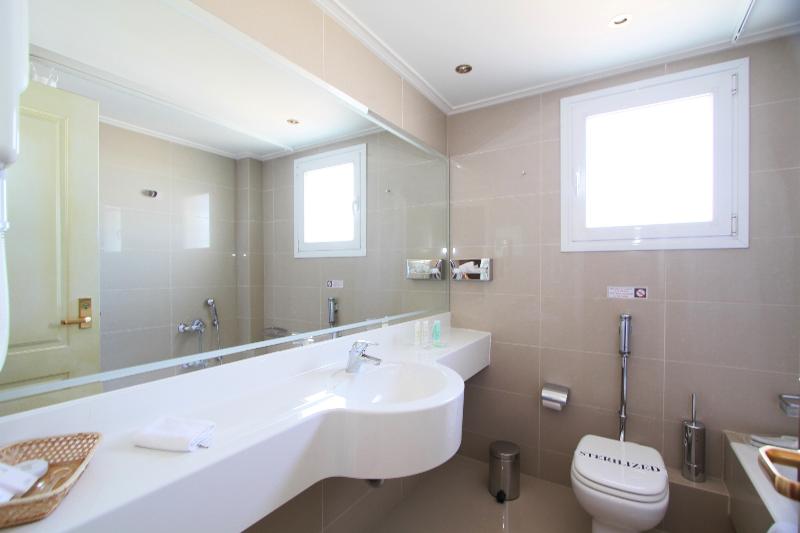 주니어 스위트, Piraeus Theoxenia