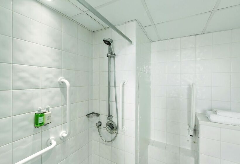 适合残疾人使用的标准间, Ramada Hotel & Suites By Wyndham Coventry