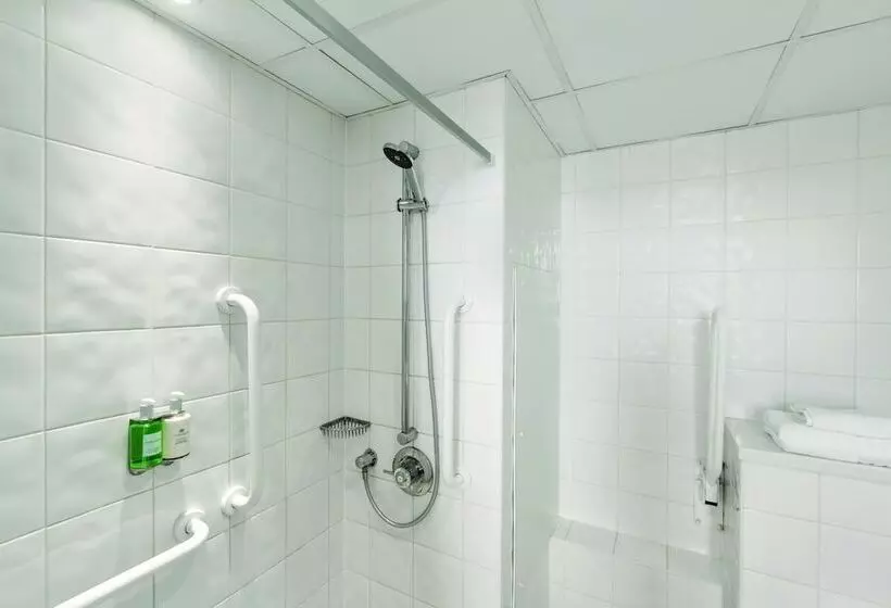 身障者適用スタンダードルーム, Ramada Hotel & Suites By Wyndham Coventry