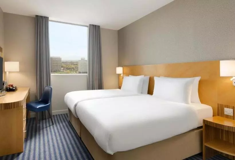 身障者適用スタンダードルーム, Ramada Hotel & Suites By Wyndham Coventry