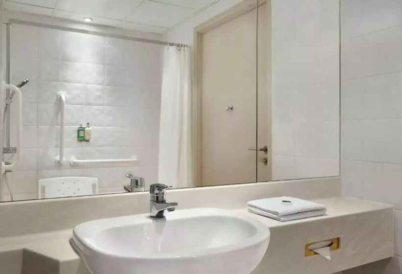 身障者適用スタンダードルーム, Ramada Hotel & Suites By Wyndham Coventry