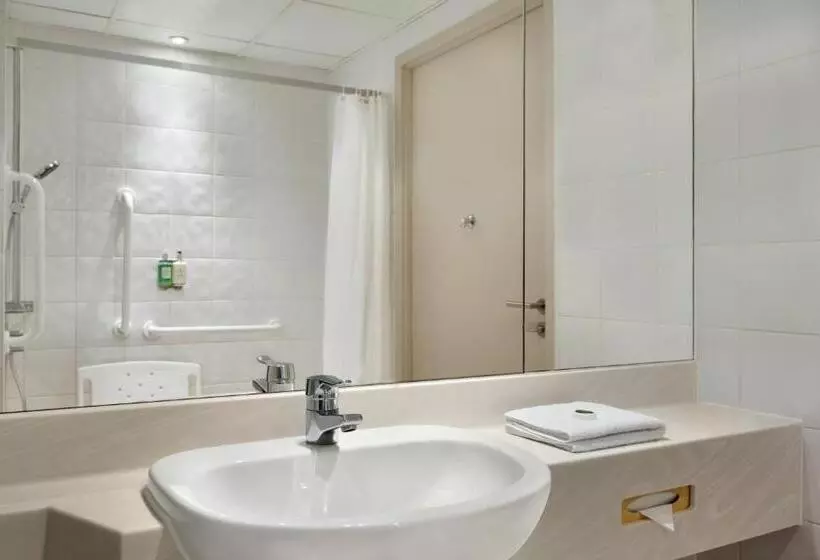 身障者適用スタンダードルーム, Ramada Hotel & Suites By Wyndham Coventry