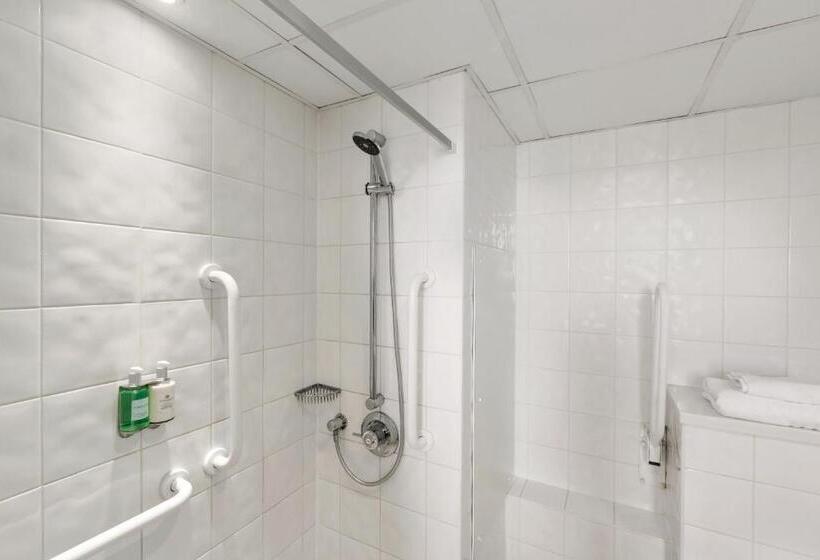 适合残疾人使用的标准间, Ramada Hotel & Suites By Wyndham Coventry