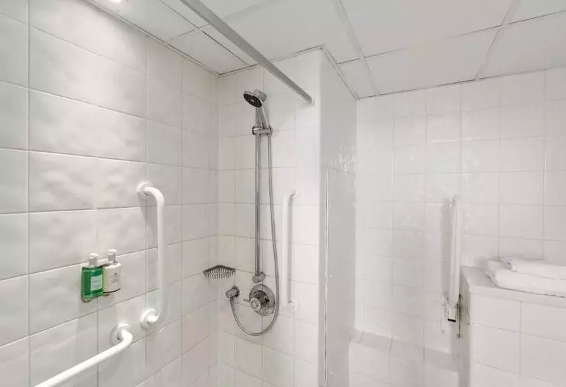 身障者適用スタンダードルーム, Ramada Hotel & Suites By Wyndham Coventry