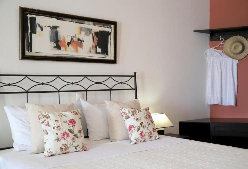 استودیو استاندارد با چشمانداز دریا, Yalis