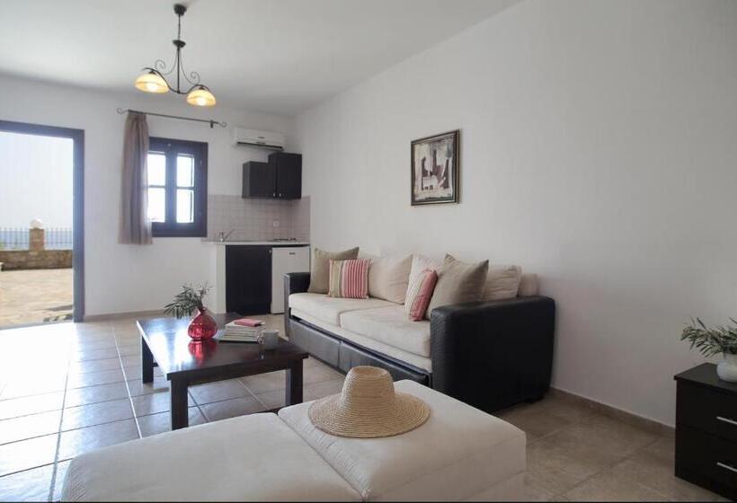 استودیو استاندارد با چشمانداز دریا, Yalis