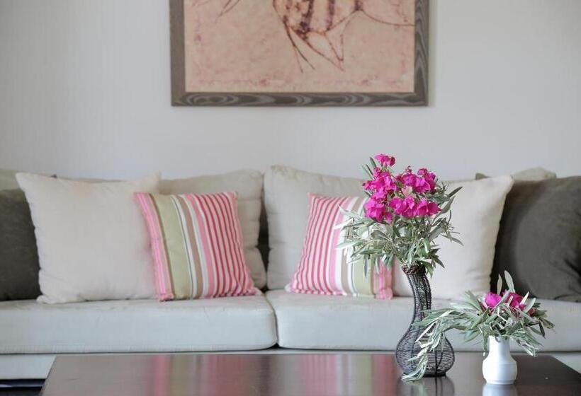 استودیو خانوادگی, Yalis