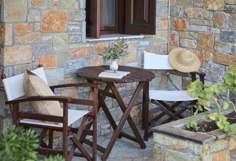 استودیو استاندارد با چشمانداز دریا, Yalis