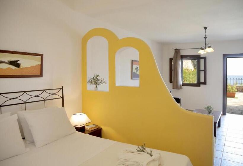 استودیو استاندارد با چشمانداز دریا, Yalis