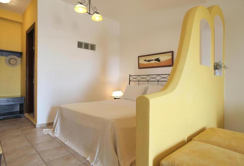 استودیو استاندارد با چشمانداز دریا, Yalis