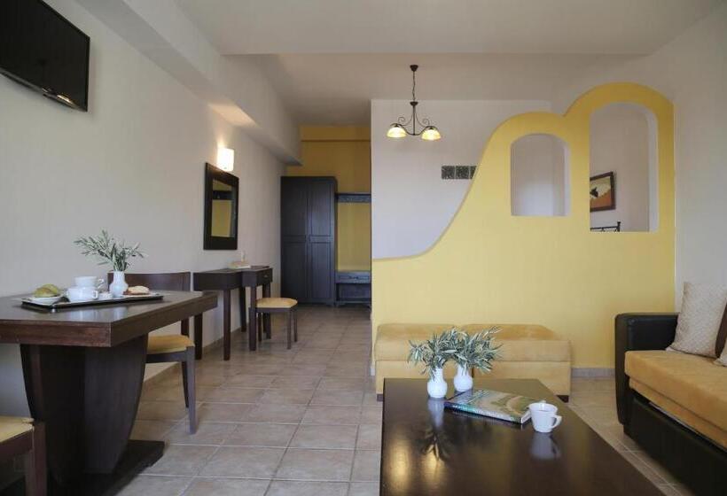 استودیو استاندارد با چشمانداز دریا, Yalis