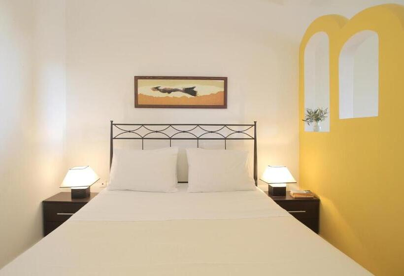 استودیو استاندارد با چشمانداز دریا, Yalis