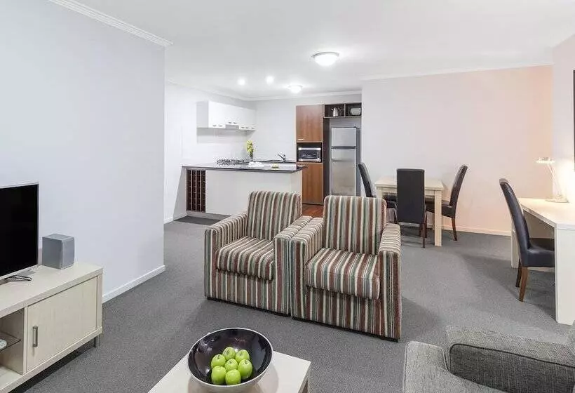 آپارتمان مدیریتی 2 خوابه, Oaks Brisbane Lexicon Suites