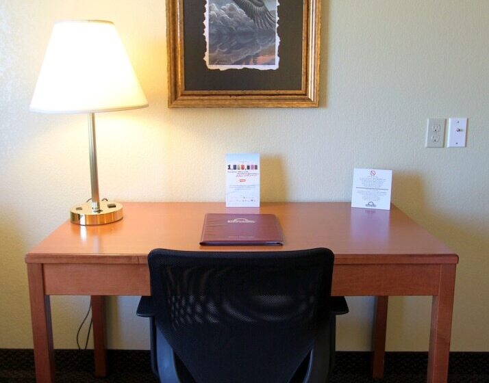 جناح, Days Inn & Suites By Wyndham Thompson