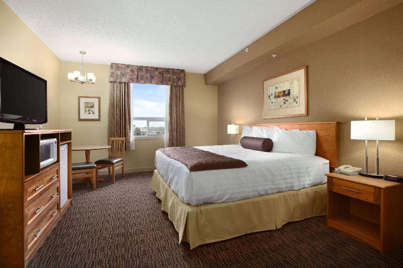 キングサイズベッドのスタンダードルーム, Days Inn & Suites By Wyndham West Edmonton