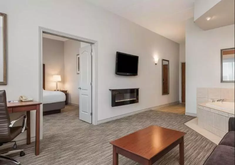 キングサイズベッドのスイートルーム, Holiday Inn Express Hotel & Suites 1000 Islands   Gananoque, An Ihg