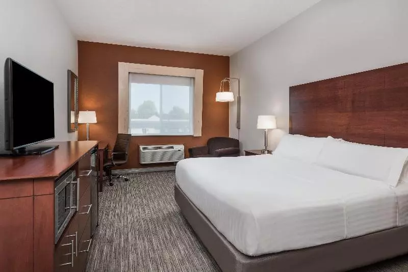 キングサイズベッドのスイートルーム, Holiday Inn Express Hotel & Suites 1000 Islands   Gananoque, An Ihg