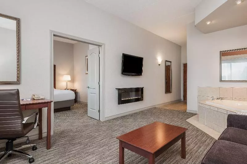 キングサイズベッドのスイートルーム, Holiday Inn Express Hotel & Suites 1000 Islands   Gananoque, An Ihg