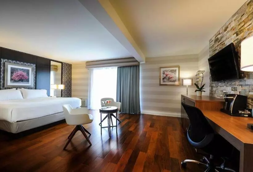 اتاق اجرایی با تخت بزرگ, Holiday Inn Niagara Falls By The Falls, An Ihg