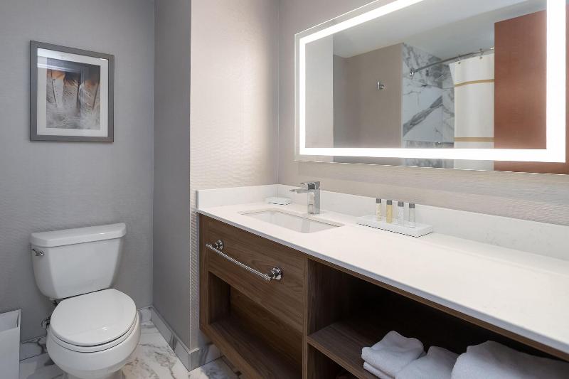 クイーンサイズベッドのスタンダードルーム, River Cree Resort & Casino