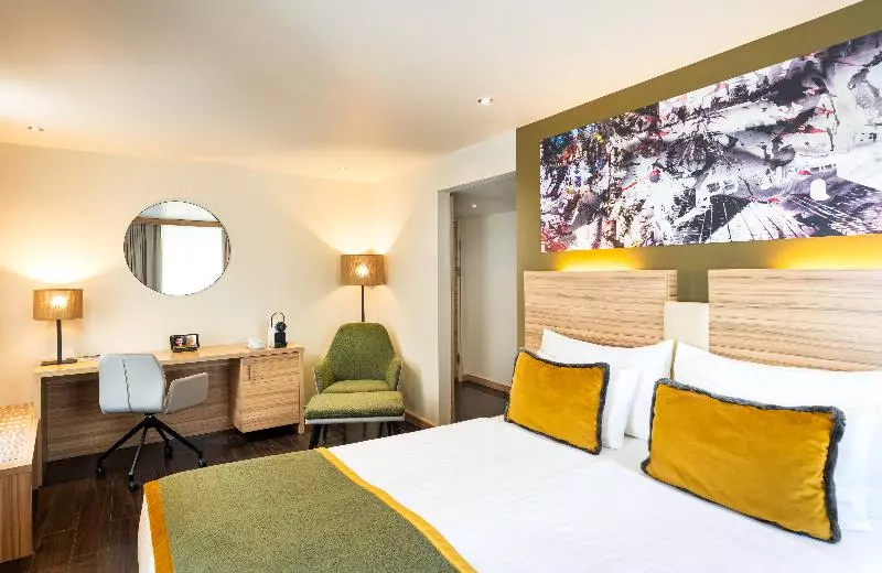 سوئیت با تخت بزرگ, Royal Hotel Edmonton Airport Trademark Collection By Wyndham