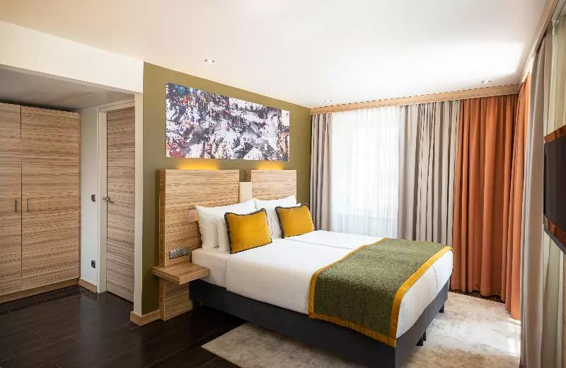 سوئیت با تخت بزرگ, Royal Hotel Edmonton Airport Trademark Collection By Wyndham