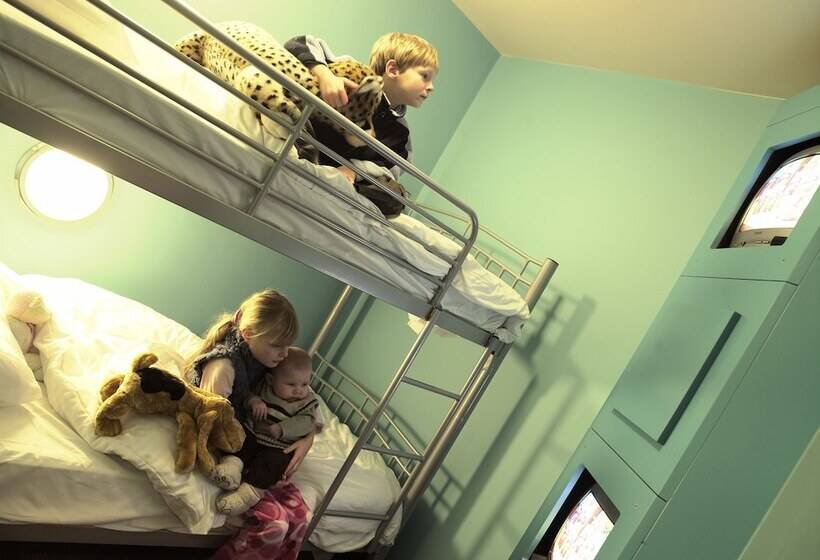 חדר משפחתי, Smiths At Gretna Green