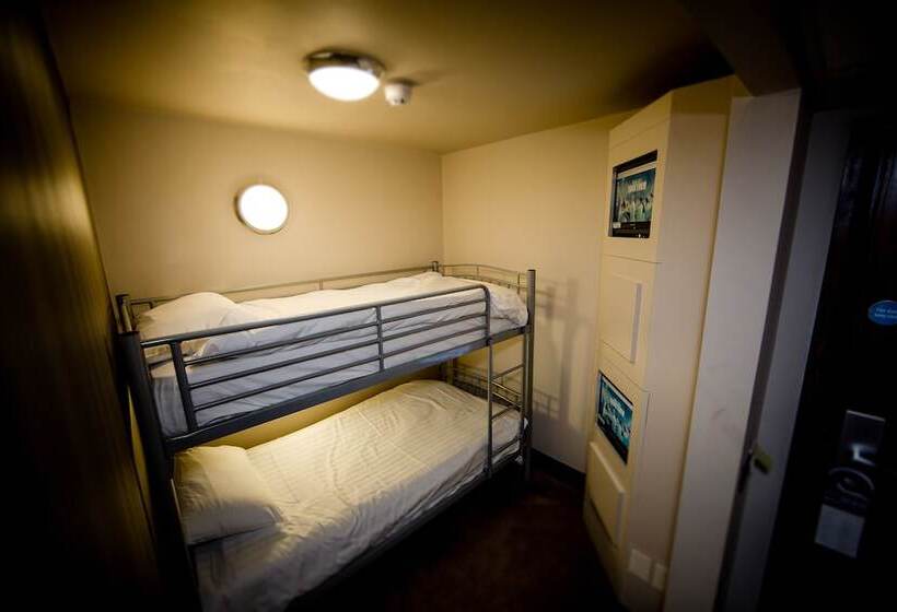 חדר משפחתי, Smiths At Gretna Green