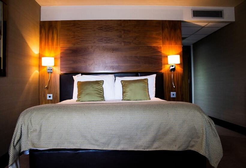 חדר משפחתי, Smiths At Gretna Green