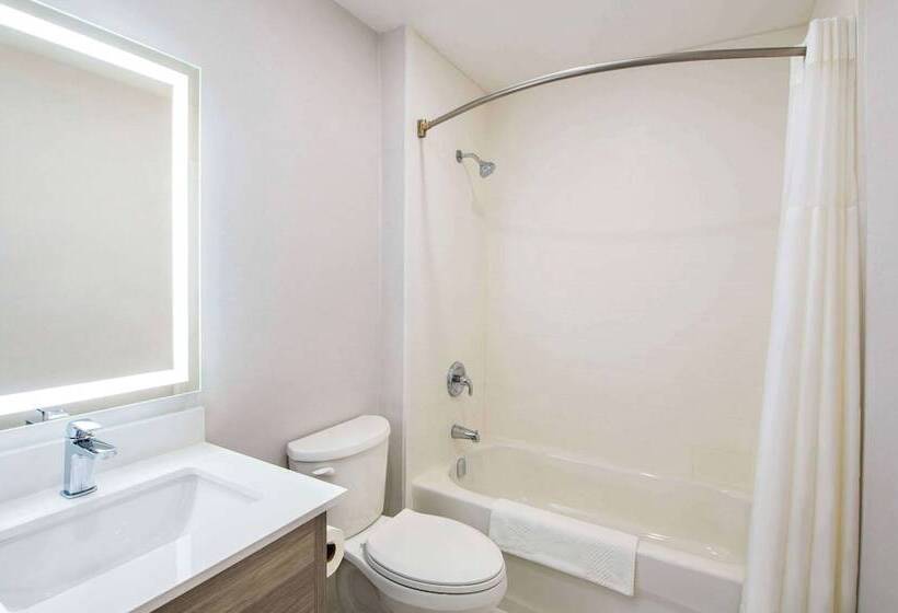带2个双人床的标准工作室, Quality Inn