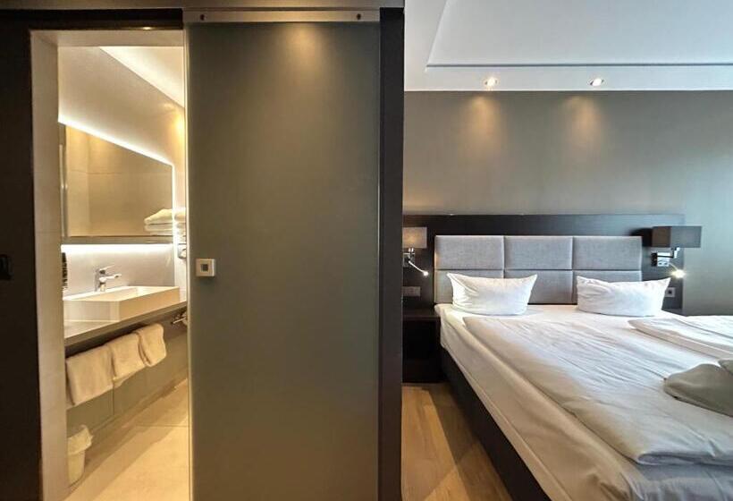 Quarto Estandar Interior, Am Karlstor