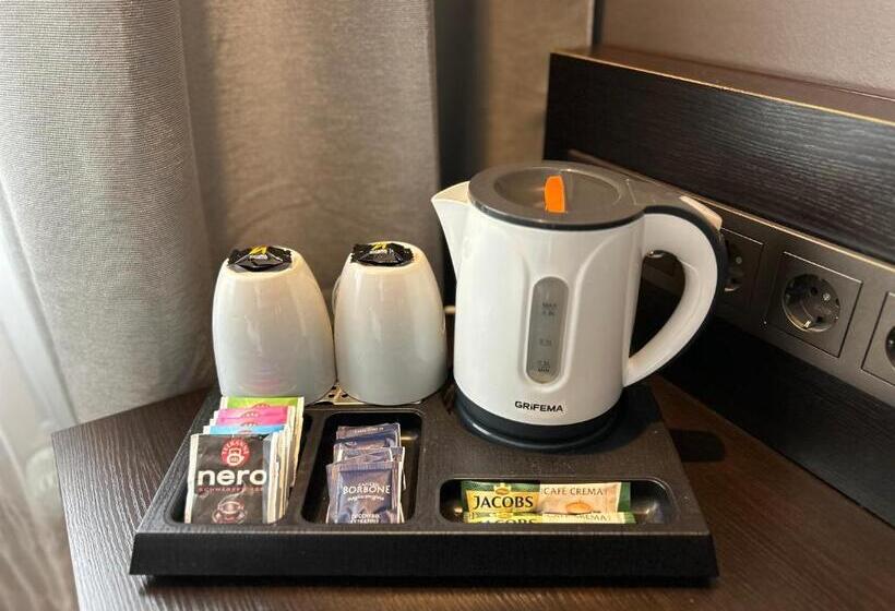 اتاق استاندارد سه نفره, Am Karlstor