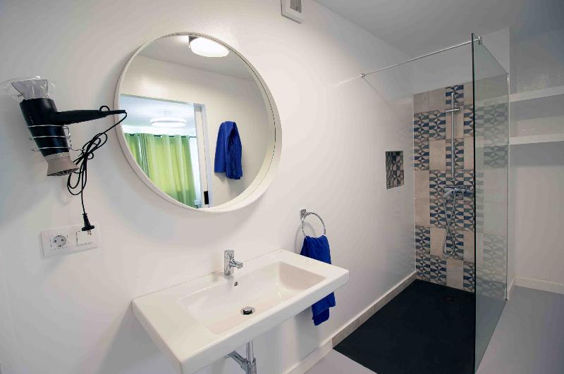 Büyük Çift Kişilik Yataklı Lüks Oda, Golden Tulip Bund New Asia