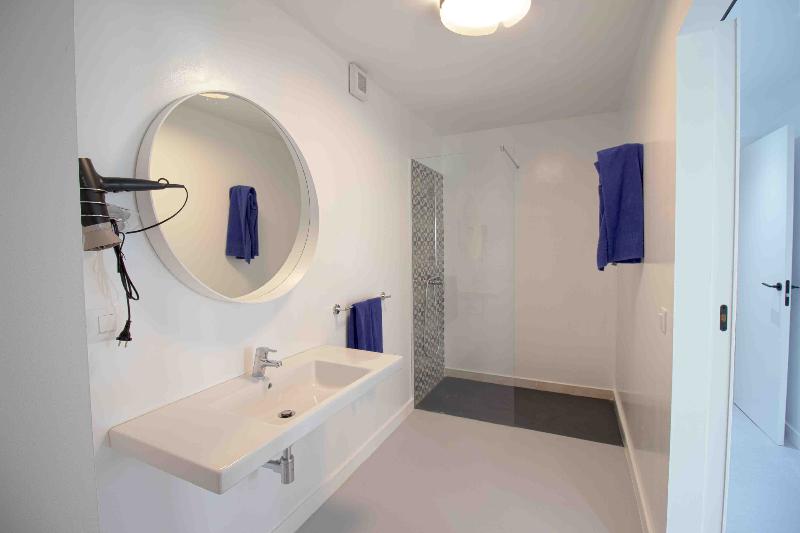 Büyük Çift Kişilik Yataklı Lüks Oda, Golden Tulip Bund New Asia