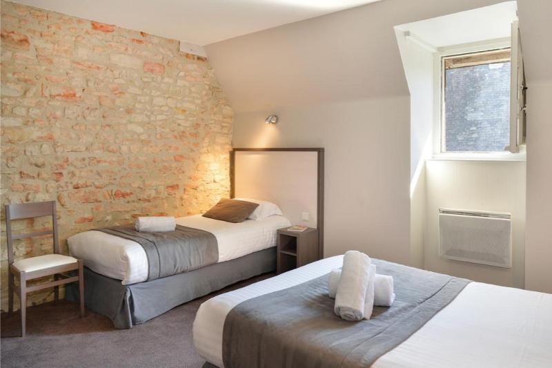 Номер Стандарт Трехместный, Logis Hôtel Restaurant Le Puits Doré