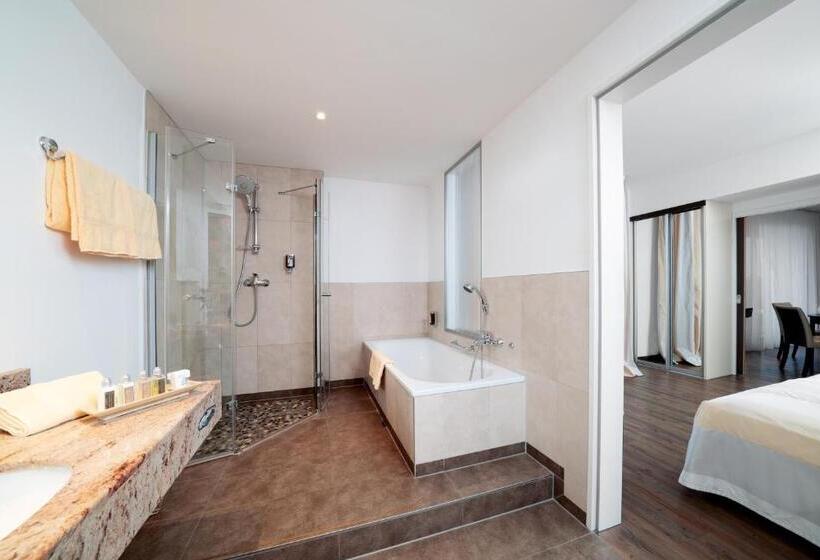 Suite with lake view, Resort Mark Brandenburg & Fontane Therme