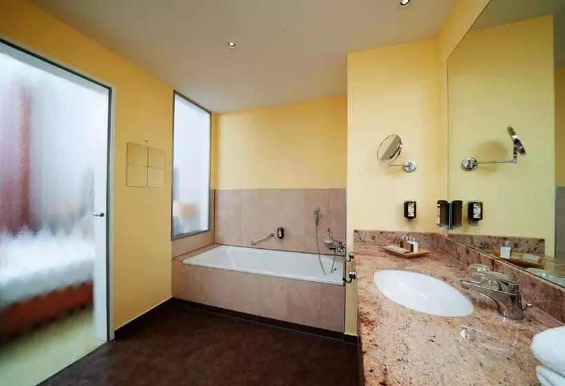 Superior room with lake view, Resort Mark Brandenburg & Fontane Therme