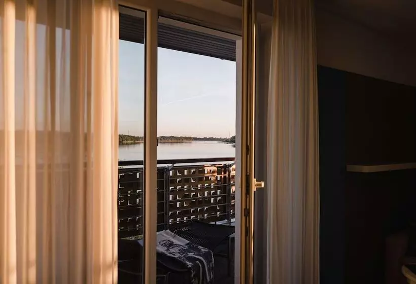 Superior room with lake view, Resort Mark Brandenburg & Fontane Therme