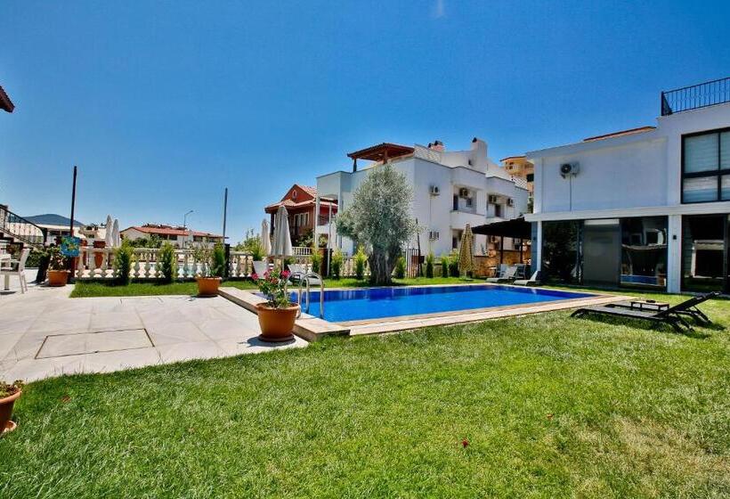 اتاق استاندارد با چشمانداز استخر, Nur Suites & Hotels