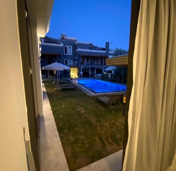 اتاق لوکس چهار تخته, Nur Suites & Hotels