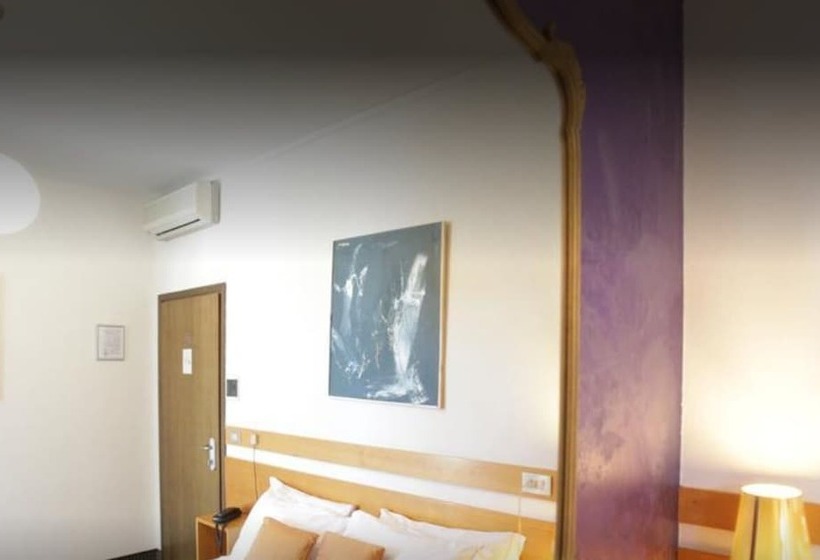 חדר סטנדרט, Art