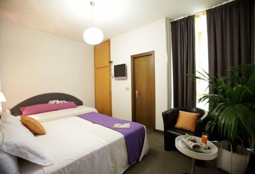 חדר סטנדרט לשלושה, Art