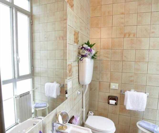 חדר סטנדרט יחיד, Art