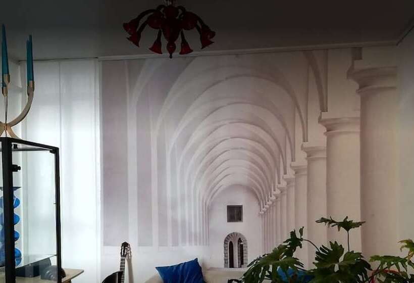 Quarto Estandar Individual, Art