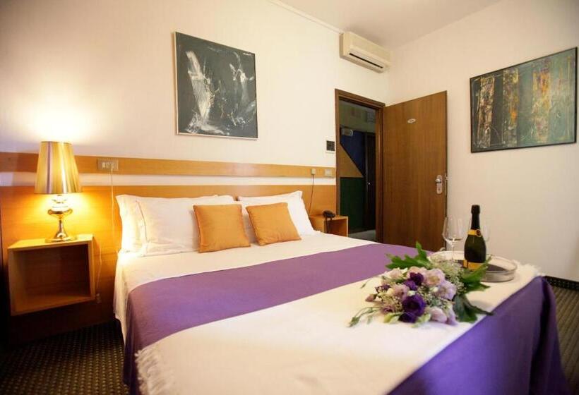 חדר סטנדרט לשלושה, Art